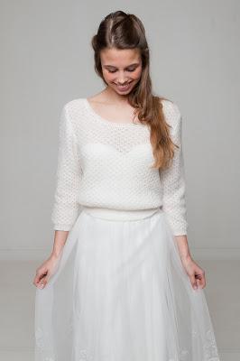 Novia mirando la falda de su vestido