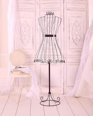 Maniquí decorativo en un probador