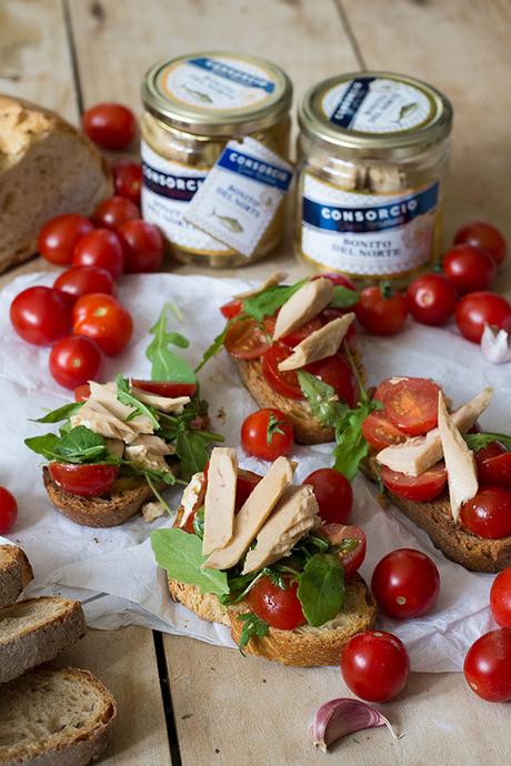 BRUSCHETTA DE TOMATE, VENTRESCA Y ALBAHACA