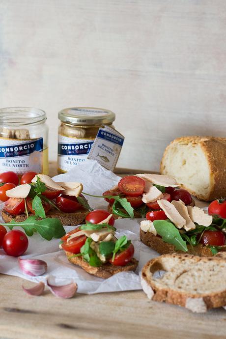 BRUSCHETTA DE TOMATE, VENTRESCA Y ALBAHACA