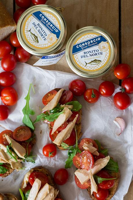 BRUSCHETTA DE TOMATE, VENTRESCA Y ALBAHACA