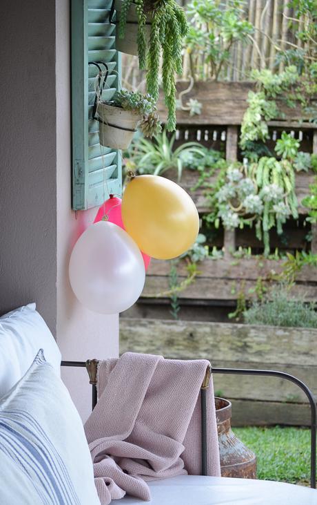 Flores y globos para Olivia: Feliz Cumple perruno