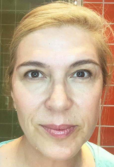 Así me queda el rostro con el Serum Solar de Bella Aurora, la paleta del contorno y gloss. Ah! aquí llevo también corrector de ojeras. Trucos de Maquillaje para Verano, si pasas de los 50