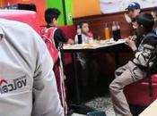 Niños cooperan invitan comer pequeño vendedor dulces