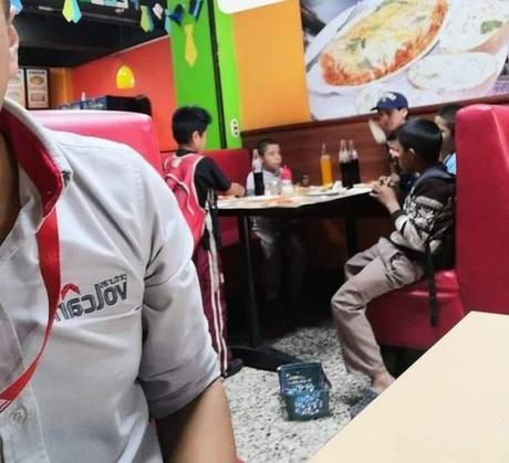 Niños se cooperan e invitan de comer a pequeño vendedor de dulces