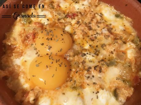 Huevos al plato con pisto y mozzarella Huevos al plato con pisto y mozzarella