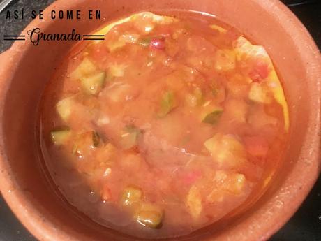 Huevos al plato con pisto y mozzarella Huevos al plato con pisto y mozzarella