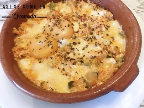 Huevos al plato con pisto y mozzarella Huevos al plato con pisto y mozzarella