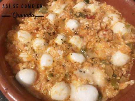 Huevos al plato con pisto y mozzarella Huevos al plato con pisto y mozzarella