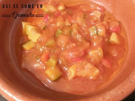 Huevos al plato con pisto y mozzarella Huevos al plato con pisto y mozzarella