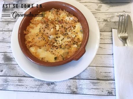 Huevos al plato con pisto y mozzarella Huevos al plato con pisto y mozzarella