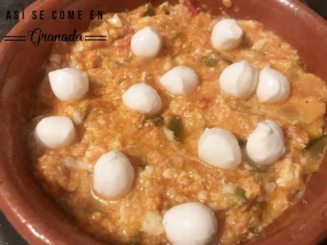 Huevos al plato con pisto y mozzarella Huevos al plato con pisto y mozzarella