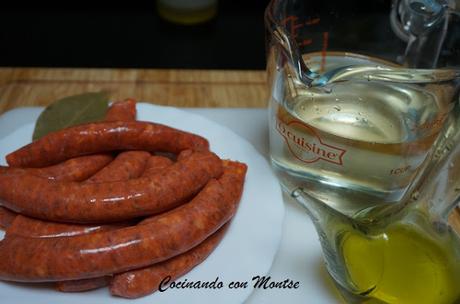 Chorizos al vino blanco
