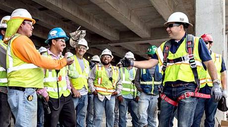 Equipos de alto desempeño: Los modelos de conectividad y de florecimiento. construction-team.jpg
