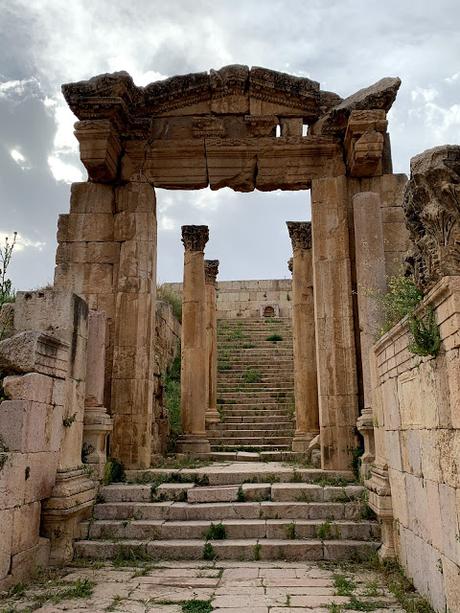 Propileo o arco de entrada a los edificios de las familias poderosas y ricas. Viajes_Abuelohara_Jordania