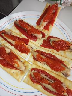 Pincho de filete de caballa con mermelada de pimiento.