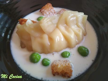 GYOZA RELLENA DE PESCADO Y LANGOSTINOS CON AROMA DE VINO FINO AMONTILLADO SOBRE GAZPACHUELO CON CHICHAROS Y PAN FRITO GYOZA RELLENA DE PESCADO Y LANGOSTINOS CON AROMA DE VINO FINO AMONTILLADO SOBRE GAZPACHUELO CON CHICHAROS Y PAN FRITO