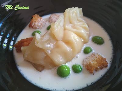 GYOZA RELLENA DE PESCADO Y LANGOSTINOS CON AROMA DE VINO FINO AMONTILLADO SOBRE GAZPACHUELO CON CHICHAROS Y PAN FRITO GYOZA RELLENA DE PESCADO Y LANGOSTINOS CON AROMA DE VINO FINO AMONTILLADO SOBRE GAZPACHUELO CON CHICHAROS Y PAN FRITO