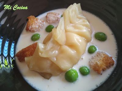 GYOZA RELLENA DE PESCADO Y LANGOSTINOS CON AROMA DE VINO FINO AMONTILLADO SOBRE GAZPACHUELO CON CHICHAROS Y PAN FRITO GYOZA RELLENA DE PESCADO Y LANGOSTINOS CON AROMA DE VINO FINO AMONTILLADO SOBRE GAZPACHUELO CON CHICHAROS Y PAN FRITO