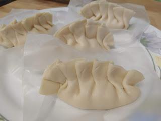 GYOZA RELLENA DE PESCADO Y LANGOSTINOS CON AROMA DE VINO FINO AMONTILLADO SOBRE GAZPACHUELO CON CHICHAROS Y PAN FRITO GYOZA RELLENA DE PESCADO Y LANGOSTINOS CON AROMA DE VINO FINO AMONTILLADO SOBRE GAZPACHUELO CON CHICHAROS Y PAN FRITO