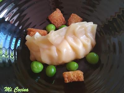 GYOZA RELLENA DE PESCADO Y LANGOSTINOS CON AROMA DE VINO FINO AMONTILLADO SOBRE GAZPACHUELO CON CHICHAROS Y PAN FRITO GYOZA RELLENA DE PESCADO Y LANGOSTINOS CON AROMA DE VINO FINO AMONTILLADO SOBRE GAZPACHUELO CON CHICHAROS Y PAN FRITO