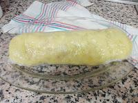 Enrollado del rollo de patata relleno Enrollado el rollo de patata con ayuda de film