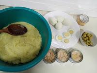 Ingredientes para el rollo de patata Pure de patata espeso, huevo cocido y aceitunas picados con atún desmigado