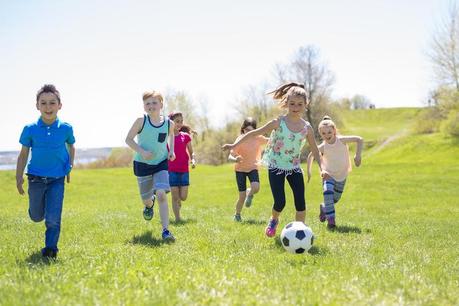 Juegos con el balón. Actividades y juegos infantiles con los hijos pequeños. Juegos con el balón. Actividades y juegos infantiles con los hijos pequeños.