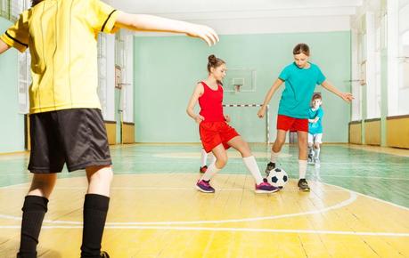 Juegos con el balón. Actividades y juegos infantiles con los hijos pequeños. Juegos con el balón. Actividades y juegos infantiles con los hijos pequeños.