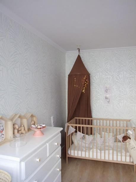 OTRA PARED CON PAPEL PINTADO EN  LA BABYROOM DE LOLA