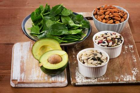 ¿Cómo puedo saber si me falta Magnesio? alimentos-con-magnesio-espinacas-semillas-nueces-604x400