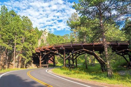 Pigtail-Bridge-on-Iron-Mountain-Road-in-South-Dakota.jpg.optimal ▷ 13 grandes cosas que hacer en el Parque Estatal Custer (+ Itinerario de un día)