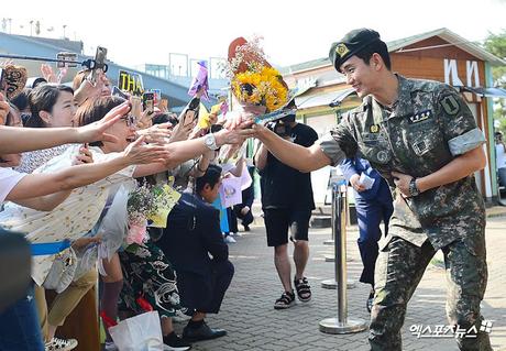 Atención: Se reporta que el hermoso Kim Soo Hyun salió del servicio militar Atención: Se reporta que el hermoso Kim Soo Hyun salió del servicio militar