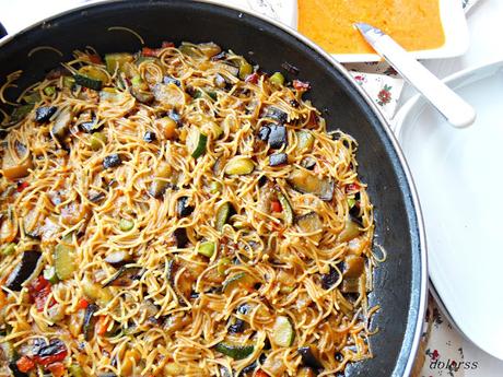 Fideos integrales a la cazuela con verduras y salsa romesco Fideos integrales a la cazuela con verduras y salsa romesco