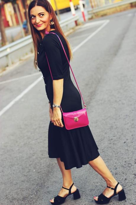 Vestido negro con botones y abertura Vestido negro con botones y abertura