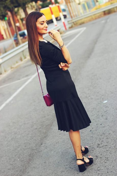 Vestido negro con botones y abertura