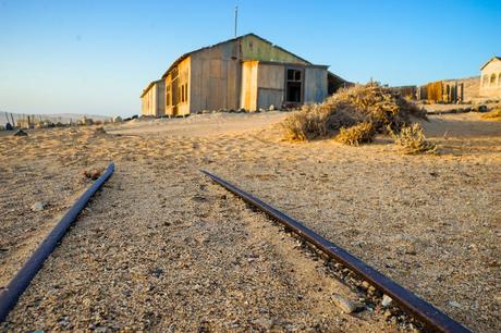 Train-tracks-at-Kolmanskop.jpg.optimal ▷ Explorando Kolmanskop: la ciudad fantasma del desierto de Namibia