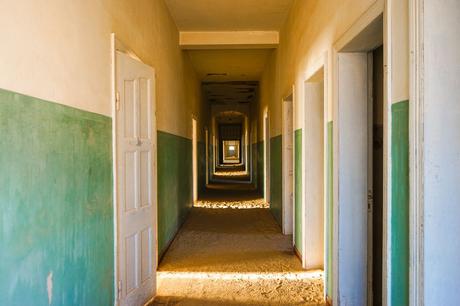 Hallway-at-Kolmanskop.jpg.optimal ▷ Explorando Kolmanskop: la ciudad fantasma del desierto de Namibia