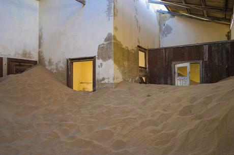 Room-filled-with-sand-in-Namibia.jpg.optimal ▷ Explorando Kolmanskop: la ciudad fantasma del desierto de Namibia