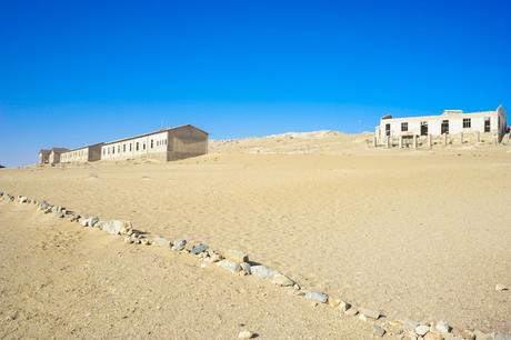 Buildings-in-the-sand-at-Kolmanskop.jpg.optimal ▷ Explorando Kolmanskop: la ciudad fantasma del desierto de Namibia