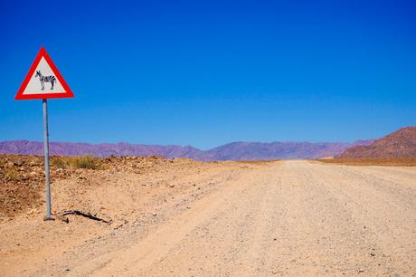Gravel-road-in-Namibia.jpg.optimal ▷ Explorando Kolmanskop: la ciudad fantasma del desierto de Namibia
