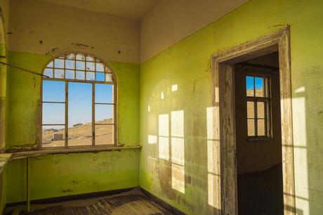 Green-room-at-Kolmanskop.jpg.optimal ▷ Explorando Kolmanskop: la ciudad fantasma del desierto de Namibia