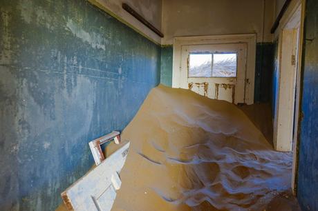 Sand-dune-inside-a-house.jpg.optimal ▷ Explorando Kolmanskop: la ciudad fantasma del desierto de Namibia