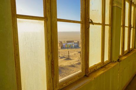 View-of-the-desert-through-a-window-at-Kolmanskop.jpg.optimal ▷ Explorando Kolmanskop: la ciudad fantasma del desierto de Namibia