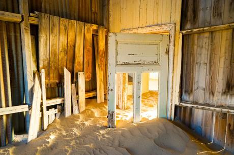 Door-frame-in-the-sand-in-Namibia.jpg.optimal ▷ Explorando Kolmanskop: la ciudad fantasma del desierto de Namibia