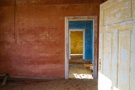 Red-blue-and-yellow-doors-at-Kolmanskop.jpg.optimal ▷ Explorando Kolmanskop: la ciudad fantasma del desierto de Namibia