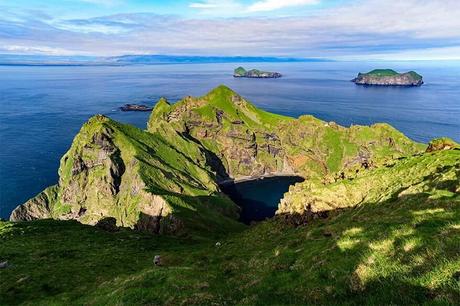Heimaey-Island-cliffs-on-Vestmann-Islands.jpg.optimal ▷ Islas Westman - Su guía a la isla Heimaey en Islandia