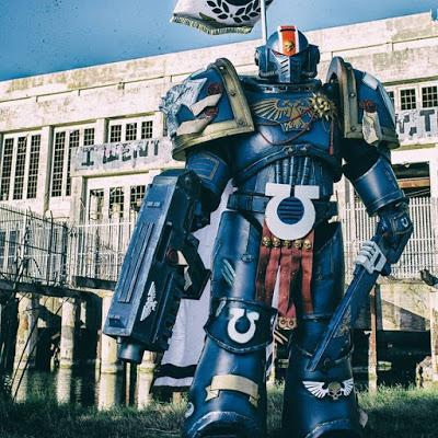 Genial cosplay de teniente Primaris de los Ultramarines