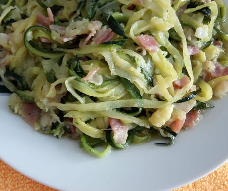 Tallarines de calabacín y trocitos de bacon Tallarines de calabacín y trocitos de bacon