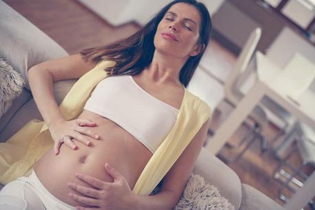 Las primeras patadas del bebé: movimientos fetales en el embarazo